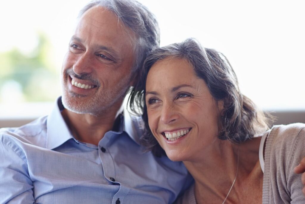 Casal maduro em momento íntimo e afetuoso.