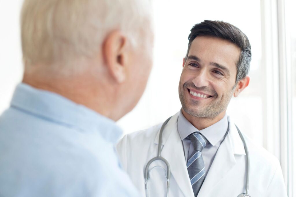 Médico conversa com paciente idoso sobre quanto custa uma prótese peniana Médico conversa com paciente idoso sobre quanto custa uma prótese peniana.
