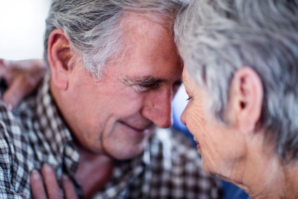 Casal de idosos em momento de intimidade questionando se doença de peyronie tem cura Casal de idosos em momento de intimidade questionando se doença de peyronie tem cura.