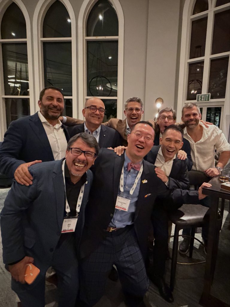 Por que a presença no SMSNA 2026 importa para o paciente? Dr. Marco Túlio Cavalcanti posa com médicos e especialistas internacionais durante encontro relacionado ao SMSNA 2026, em Orlando, nos Estados Unidos.