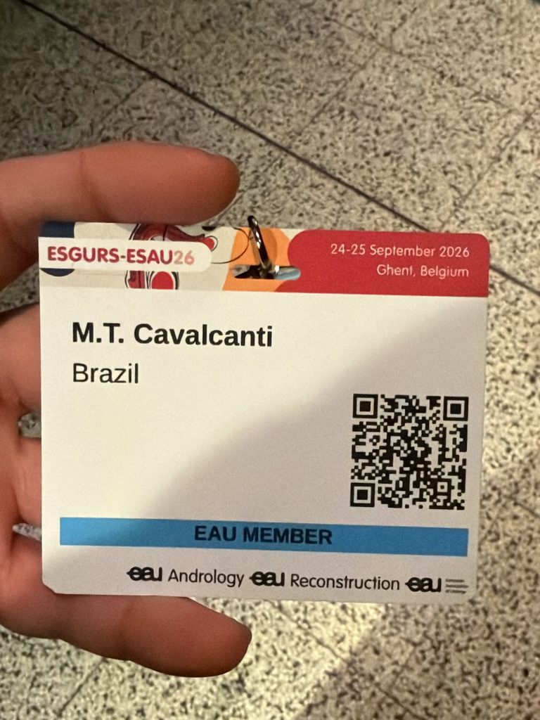 O que é o ESGURS-ESAU26? Dr. Marco Túlio Cavalcanti no ESGURS-ESAU26, em Ghent, Bélgica, identificado como participante do evento e membro da EAU em Andrology e Reconstruction.
